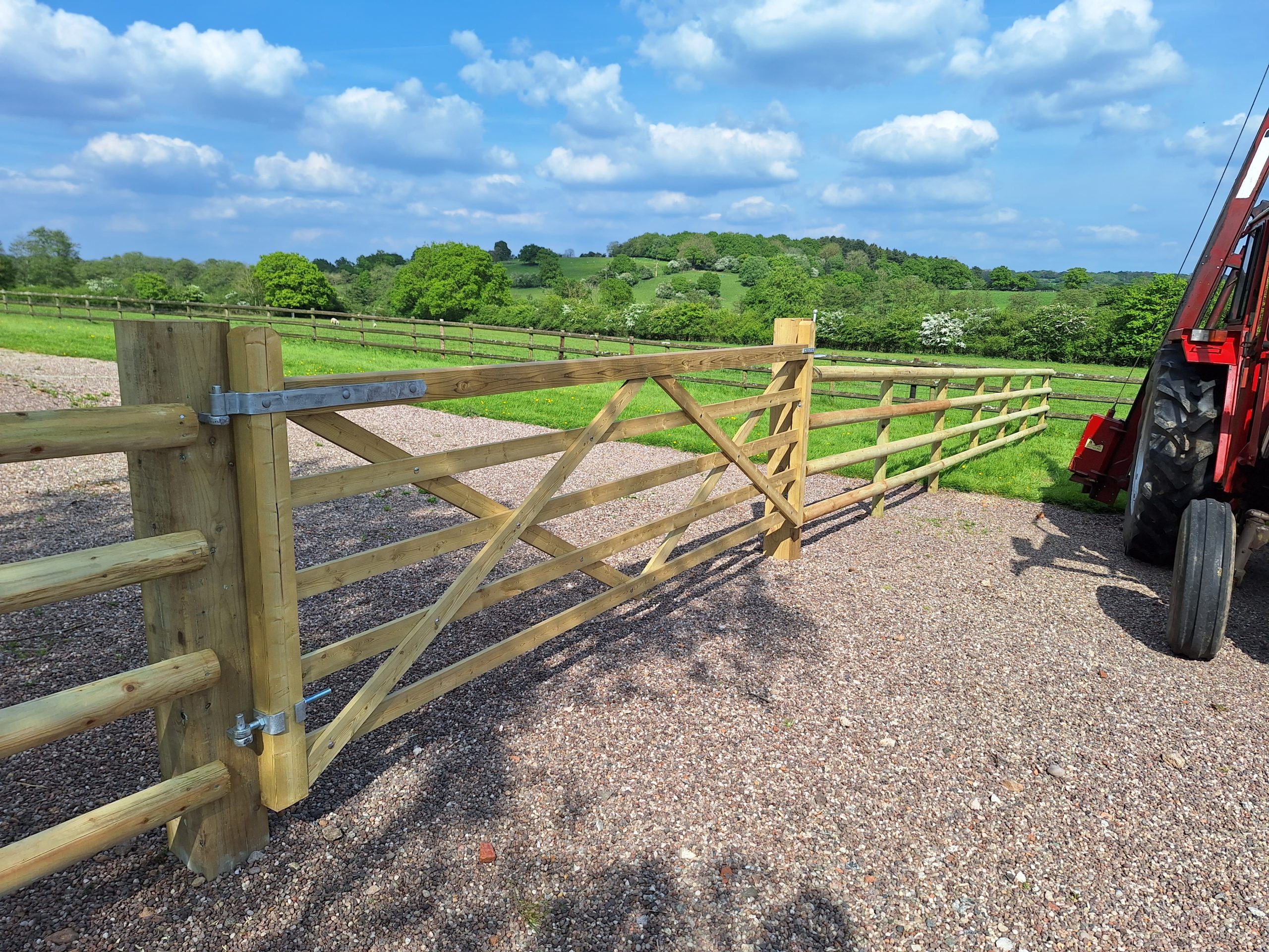 Five-bar gate