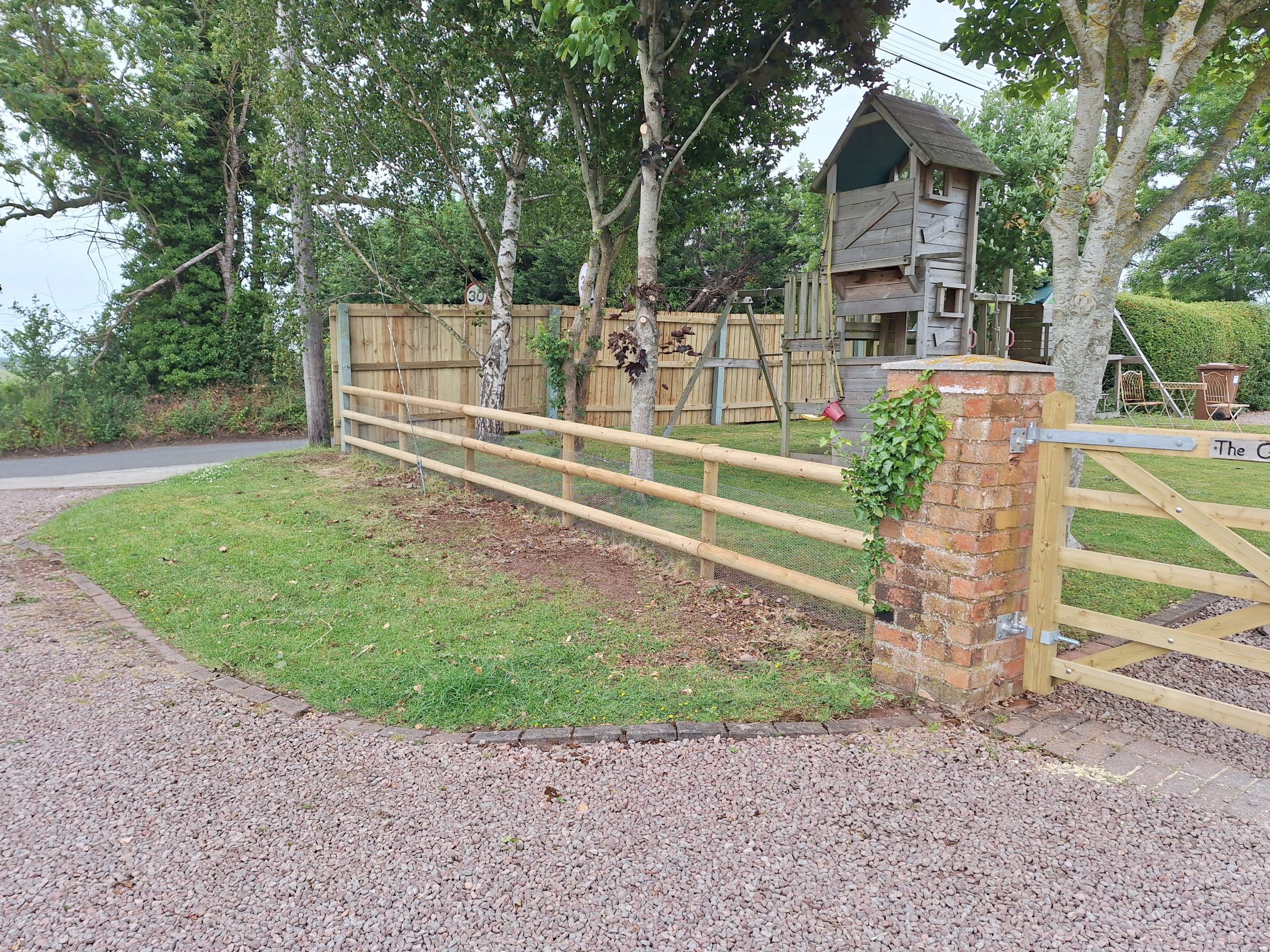 Five-bar gate